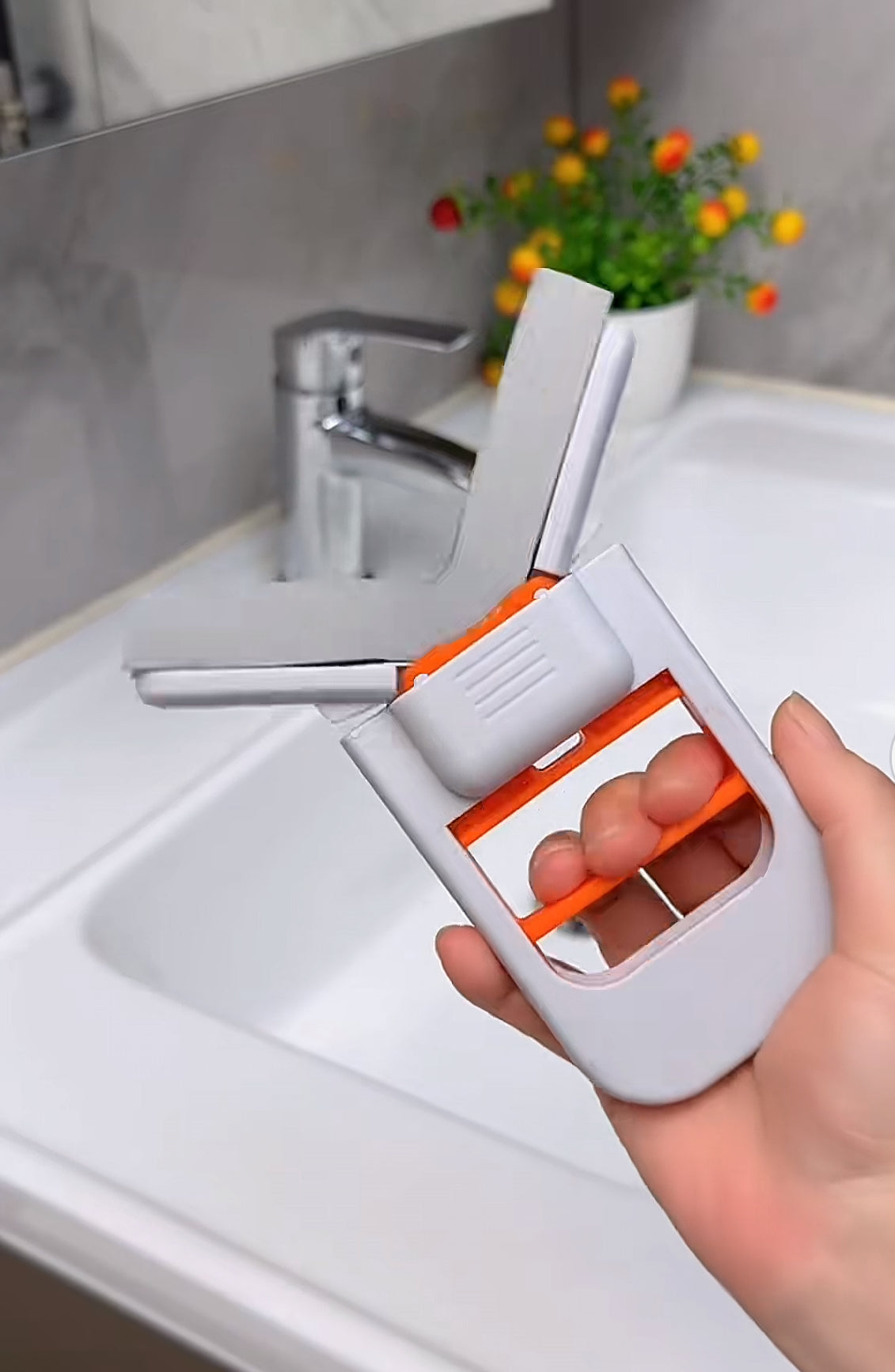 Mini serpillière de bureau multifonctionnelle blanc et orange tenue en main